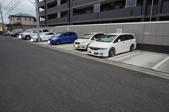 ハイエストディーマー　グラシアの駐車場