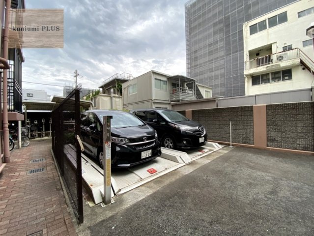 ローレルコート太子橋今市の駐車場