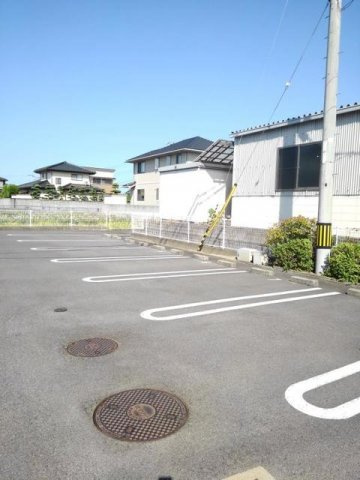 グランディール三条Ａの駐車場|駐車場完備です