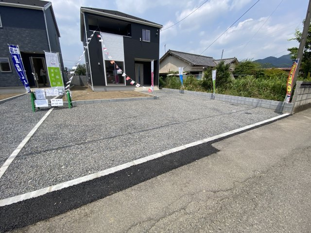新築　桐生市相生町第16　クレイドルガーデン　2号棟の駐車場|現地写真　駐車スペースは並列3～4台分可能です！
