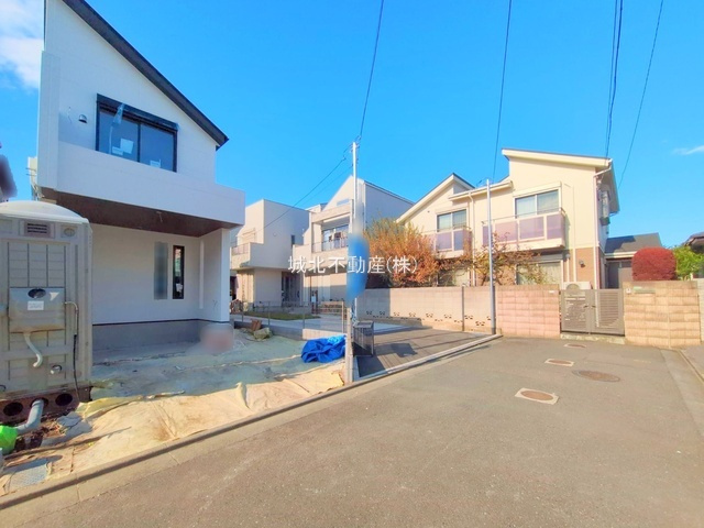 杉並区成田西1丁目 全4区画 1号棟の前面道路含む現地写真|南西側約4.0ｍ公道×南東側約4.0ｍ道路に面する日当り良好な角地です