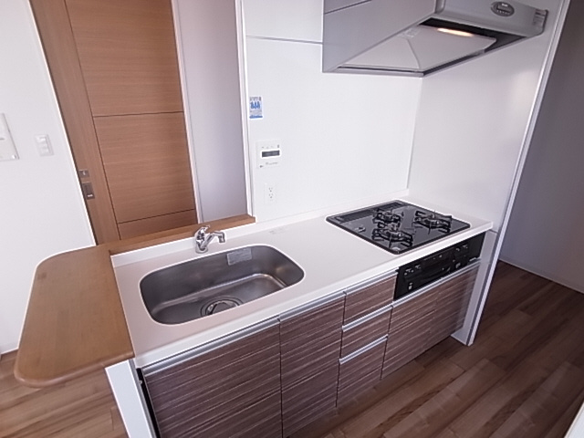 神戸市兵庫区水木通６丁目の賃貸マンションのキッチン|三口ガスシステムキッチン