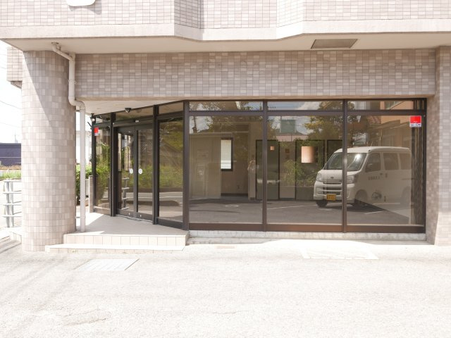シャトル三の宮の外観|ガラス張りです。