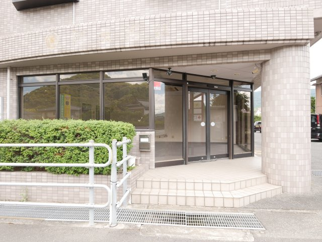 シャトル三の宮の外観|道路に面しています。
