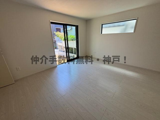 【居間・リビング】 | 神戸市垂水区霞ケ丘　新築戸建　仲介手数料無料！ | ゆったり過ごせる居間です