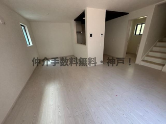 【居間・リビング】 | 神戸市垂水区霞ケ丘　新築戸建　仲介手数料無料！ | ゆったり過ごせるリビングです