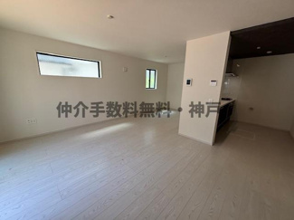 【居間・リビング】 | 神戸市垂水区霞ケ丘　新築戸建　仲介手数料無料！ | ゆったりとしたリビングです