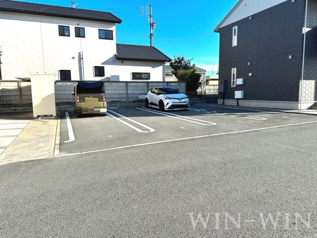 ルワンジュ Aの駐車場