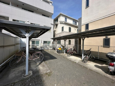 【その他共用部分】 | アプローズ | 屋根付きの駐輪場・バイク置場です☆雨が降っても濡れなくてすみますね♪自転車やバイクがあれば通勤・通学、お買い物にも便利です☆