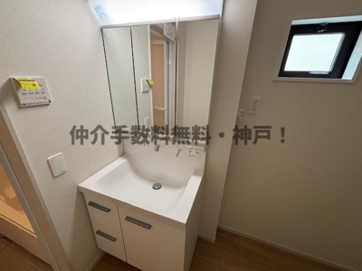 【独立洗面台】 | 神戸市須磨区菅の台7丁目　新築戸建1号棟　仲介手数料無料！ | 使いやすい独立洗面台です