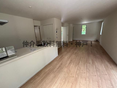 【居間・リビング】 | 神戸市須磨区菅の台7丁目　新築戸建1号棟　仲介手数料無料！ | 使いやすいリビングです