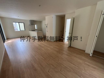 【居間・リビング】 | 神戸市須磨区菅の台7丁目　新築戸建1号棟　仲介手数料無料！ | ゆったりとしたリビングです