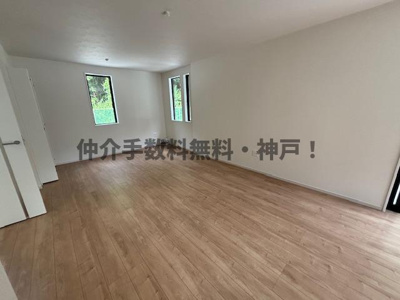 【居間・リビング】 | 神戸市須磨区菅の台7丁目　新築戸建1号棟　仲介手数料無料！ | 使いやすいリビングです