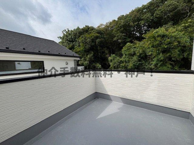 【バルコニー】 | 神戸市須磨区菅の台7丁目　新築戸建1号棟　仲介手数料無料！ | 外からの目が気にならないバルコニーで洗濯物が干せます