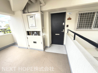 【玄関】 | 北武庫之荘フレックス | 玄関前には広い専用ポーチがございます♪