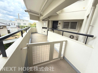 【玄関】 | 北武庫之荘フレックス | 玄関前には広い専用ポーチがございます♪