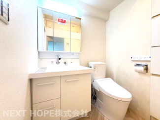 【独立洗面台】 | 北武庫之荘フレックス | 新品の洗面化粧台・トイレです♪アメリカンスタイルで洗面台・トイレが同じ空間にございます！！洗面台はシャワー水栓・三面鏡です！トイレは温水洗浄便座です♪