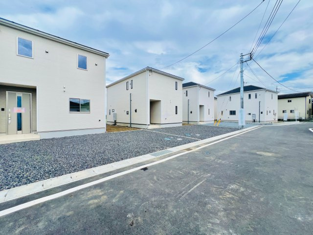 前橋市吉井町池の前面道路含む現地写真|間口も広く駐車が苦手な方にもおススメ♪