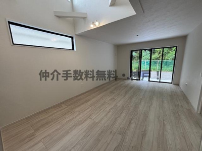 【居間・リビング】 | 神戸市須磨区菅の台7丁目　新築戸建3号棟　仲介手数料無料！ | 使いやすい居間です