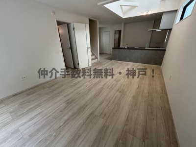 【居間・リビング】 | 神戸市須磨区菅の台7丁目　新築戸建3号棟　仲介手数料無料！ | 使いやすいリビングです