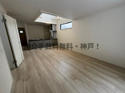 【居間・リビング】 | 神戸市須磨区菅の台7丁目　新築戸建3号棟　仲介手数料無料！ | ゆったり過ごせる居間です