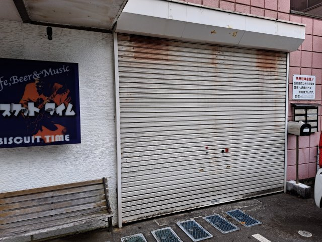 根上り松マンション松山１F店舗のエントランス