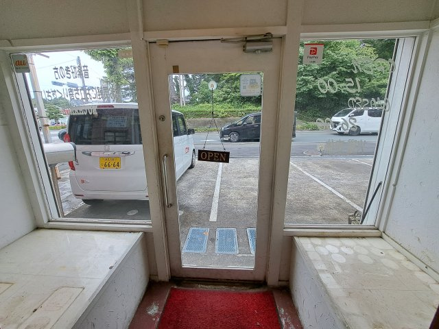 根上り松マンション松山１F店舗の玄関