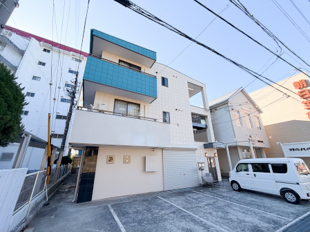 根上り松マンション松山１F店舗の外観