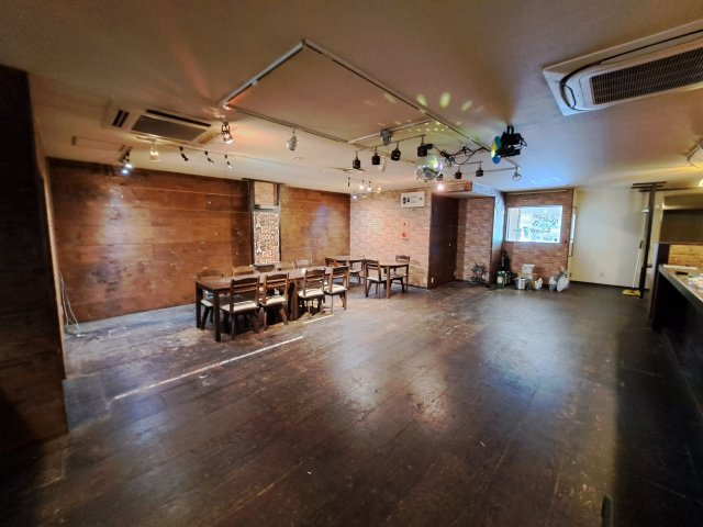 根上り松マンション松山１F店舗の内装