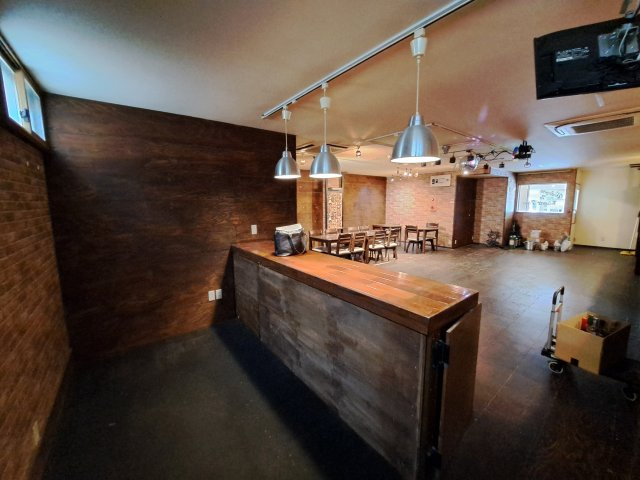 根上り松マンション松山１F店舗の内装