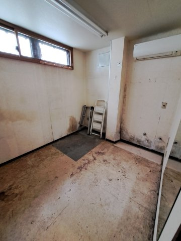 根上り松マンション松山１F店舗の内装