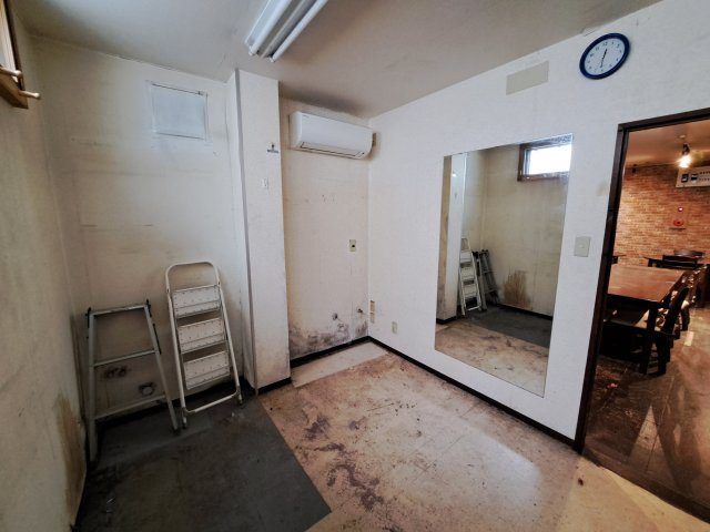 根上り松マンション松山１F店舗の内装