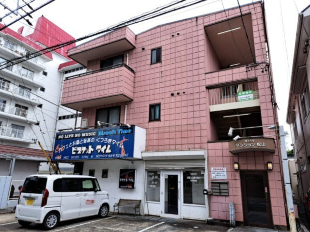 根上り松マンション松山１F店舗の外観