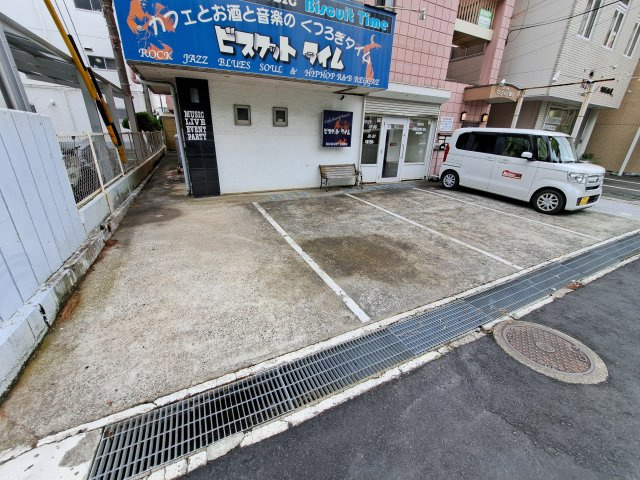 値上り松マンション松山１F店舗の駐車場