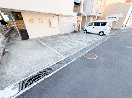 根上り松マンション松山１F店舗の駐車場