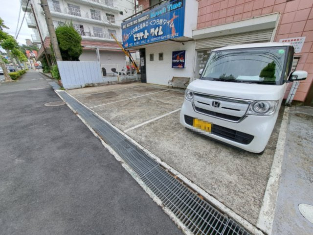 値上り松マンション松山１F店舗の駐車場