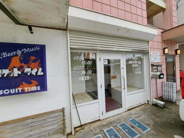 根上り松マンション松山１F店舗のエントランス