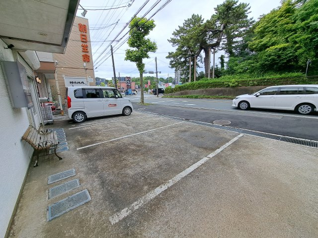 根上り松マンション松山１F店舗の駐車場