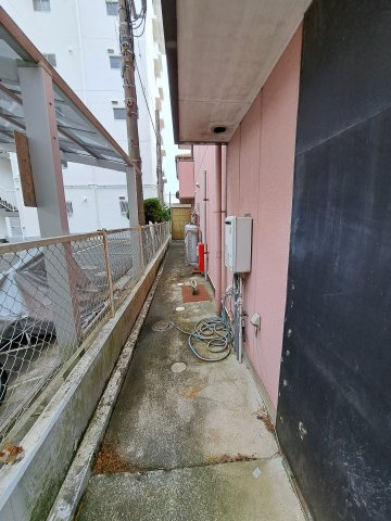 根上り松マンション松山１F店舗の外観