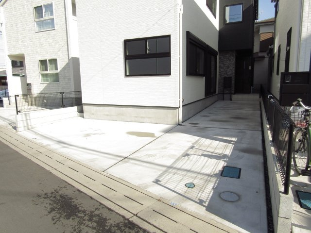 草加市花栗1丁目 分譲住宅の駐車場