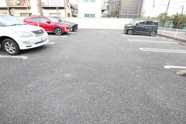 プラシードの駐車場
