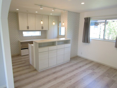 【居間・リビング】 | 【太陽光パネル搭載】甲府市羽黒町 | こちらの居間で趣味の時間をお楽しみください