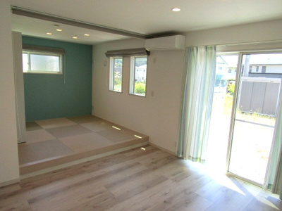 【居間・リビング】 | 【太陽光パネル搭載】甲府市羽黒町 | こちらのリビングで趣味の時間をお楽しみください