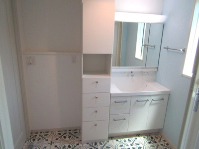 【独立洗面台】 | 【太陽光パネル搭載】甲府市羽黒町 | 独立洗面台で身支度をすべて済ませてしまいましょう