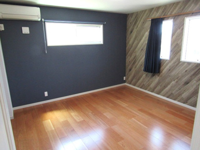 【洋室】 | 【太陽光パネル搭載】甲府市羽黒町 | 広々とした洋室です