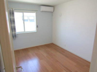 【洋室】 | 【太陽光パネル搭載】甲府市羽黒町 | 明るい洋室です