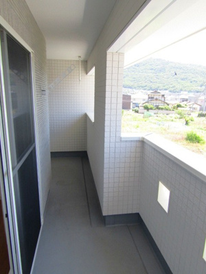 【バルコニー】 | 【太陽光パネル搭載】甲府市羽黒町 | 開放的で明るい空間を演出してくれるバルコニーです