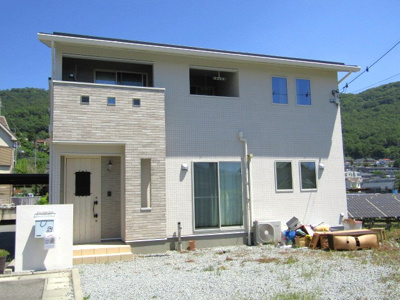 【外観】 | 【太陽光パネル搭載】甲府市羽黒町 | 落ち着いた雰囲気の外観です