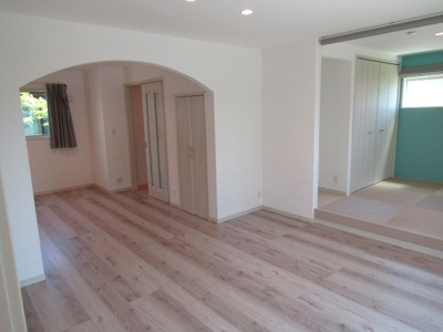 【居間・リビング】 | 【太陽光パネル搭載】甲府市羽黒町 | こちらのリビングで趣味の時間をお楽しみください