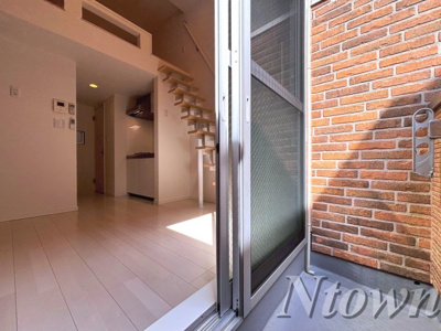 【バルコニー】 | メゾン生駒町 | 暖かな日差しのふりそそぐバルコニー